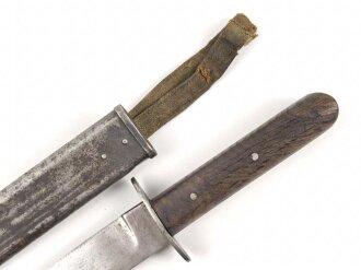 Österreich k.u.k., Grabendolch, Kampfmesser Modell 1917. Getragenes Stück, Scheide mit resten des Originallack