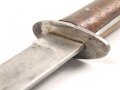 Österreich k.u.k., Grabendolch, Kampfmesser Modell 1917. Getragenes Stück, Scheide mit resten des Originallack