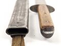 Österreich k.u.k., Grabendolch, Kampfmesser Modell 1917. Getragenes Stück, Scheide mit resten des Originallack