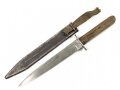 Österreich k.u.k., Grabendolch, Kampfmesser Modell 1917. Getragenes Stück, Scheide mit resten des Originallack
