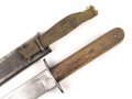 Österreich k.u.k., Grabendolch, Kampfmesser Modell 1917. Getragenes Stück, Scheide mit resten des Originallack