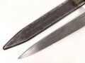 Österreich k.u.k., Grabendolch, Kampfmesser Modell 1917. Getragenes Stück, Scheide mit resten des Originallack
