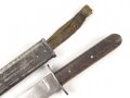 Österreich k.u.k., Grabendolch, Kampfmesser Modell 1917. Getragenes Stück, Scheide mit resten des Originallack