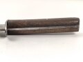 Österreich k.u.k., Grabendolch, Kampfmesser Modell 1917. Getragenes Stück, Scheide mit resten des Originallack