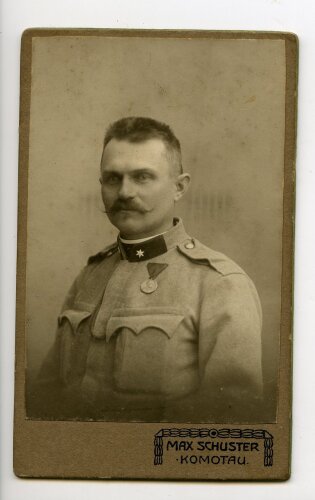 k.u.k. Österreich Ungarn, Hartkartonbild 6,5 x 10,5cm eines Fotostudios aus Komotau Tschechoslowakei