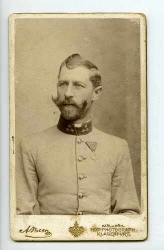 k.u.k. Österreich Ungarn, Hartkartonbild etwa 6,5 x 10,5 cm eines Fotostudios aus Klagenfurt