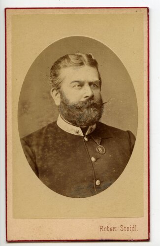 k.u.k. Österreich Ungarn, Hartkartonbild etwa 6,5 x 10,5 cm eines Fotostudios aus Bruck