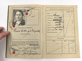 Deutsches Reich,  Reisepass einer Frau aus Frankfurt, datiert 1937