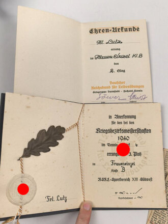 Konvolut Ausweise einer BDM Führerin im Obergau 13 Hessen Nassau. Dazu Ihre Sporturkunden meist zum Thema Tennis sowie diverse Fotos