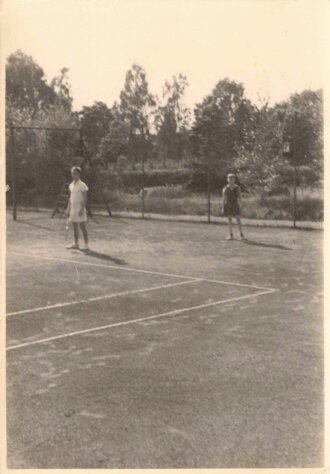 Konvolut Ausweise einer BDM Führerin im Obergau 13 Hessen Nassau. Dazu Ihre Sporturkunden meist zum Thema Tennis sowie diverse Fotos