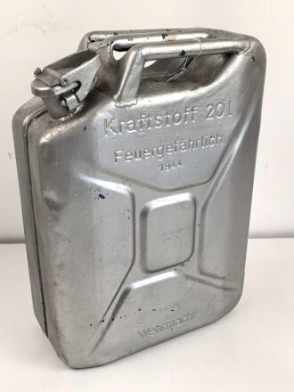 20 Liter Kraftstoff Kanister Wehrmacht, Hersteller Austria Wien 1944. Mehrfach überlackiert, darunter sandfarbener Originallack. KEIN VERSAND NACH ÜBERSEE