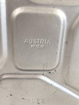 20 Liter Kraftstoff Kanister Wehrmacht, Hersteller Austria Wien 1944. Mehrfach überlackiert, darunter sandfarbener Originallack. KEIN VERSAND NACH ÜBERSEE