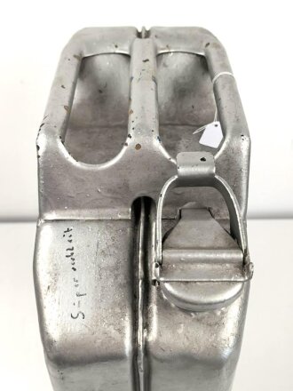 20 Liter Kraftstoff Kanister Wehrmacht, Hersteller Austria Wien 1944. Mehrfach überlackiert, darunter sandfarbener Originallack. KEIN VERSAND NACH ÜBERSEE