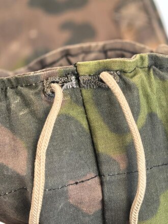 Faltbarer Holztisch " Sport Berger" in Hülle aus Waffen SS Tarnmaterial.