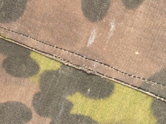 Faltbarer Holztisch " Sport Berger" in Hülle aus Waffen SS Tarnmaterial.