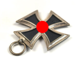 Eisernes Kreuz 2. Klasse 1939 mit Hersteller 93 im Bandring für " Richard Simm & Söhne, Gablonz " / Hakenkreuz mit voller Schwärzung