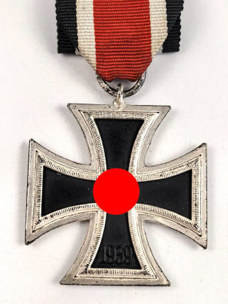 Eisernes Kreuz 2. Klasse 1939 , kein Hersteller im Bandring , aber  Hersteller 100  "  Rudolf Wächtler & Lange, Mittweida" zuzuordnen. Hakenkreuz mit voller Schwärzung , an langem Band