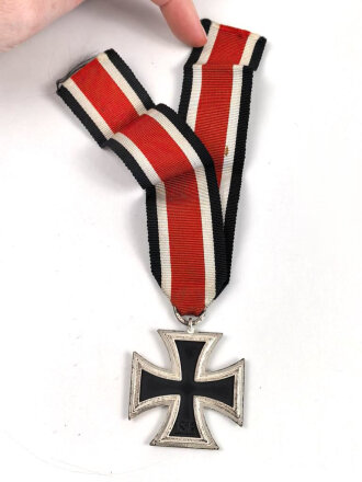Eisernes Kreuz 2. Klasse 1939 , kein Hersteller im Bandring , aber  Hersteller 100  "  Rudolf Wächtler & Lange, Mittweida" zuzuordnen. Hakenkreuz mit voller Schwärzung , an langem Band