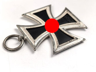 Eisernes Kreuz 2. Klasse 1939 mit Hersteller 100 im Bandring für " Rudolf Wächtler & Lange, Mittweida ", Hakenkreuz mit voller Schwärzung, Band und desolate Tüte beiliegend
