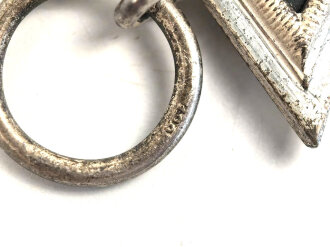 Eisernes Kreuz 2. Klasse 1939 mit Hersteller 100 im Bandring für " Rudolf Wächtler & Lange, Mittweida ", Hakenkreuz mit voller Schwärzung, Band und desolate Tüte beiliegend
