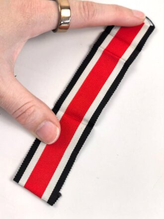 Eisernes Kreuz 2. Klasse 1939 mit Hersteller 100 im Bandring für " Rudolf Wächtler & Lange, Mittweida ", Hakenkreuz mit voller Schwärzung, Band und desolate Tüte beiliegend