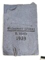 Eisernes Kreuz 2. Klasse 1939 mit Hersteller 100 im Bandring für " Rudolf Wächtler & Lange, Mittweida ", Hakenkreuz mit voller Schwärzung, Band und desolate Tüte beiliegend