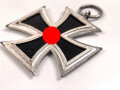 Eisernes Kreuz 2. Klasse 1939 mit Hersteller 100 im Bandring für " Rudolf Wächtler & Lange, Mittweida ", Hakenkreuz mit voller Schwärzung, Band und desolate Tüte beiliegend