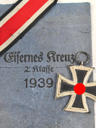 Eisernes Kreuz 2. Klasse 1939 , kein Hersteller im Bandring , aber  Hersteller 100  "  Rudolf Wächtler & Lange, Mittweida" zuzuordnen. Hakenkreuz mit voller Schwärzung , Band und desolate Tüte beiliegend