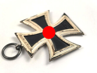 Eisernes Kreuz 2. Klasse 1939 , kein Hersteller im Bandring , aber  Hersteller 100  "  Rudolf Wächtler & Lange, Mittweida" zuzuordnen. Hakenkreuz mit voller Schwärzung , Band und desolate Tüte beiliegend