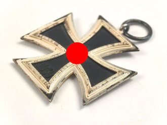 Eisernes Kreuz 2. Klasse 1939 , kein Hersteller im Bandring , aber  Hersteller 100  "  Rudolf Wächtler & Lange, Mittweida" zuzuordnen. Hakenkreuz mit voller Schwärzung , Band und desolate Tüte beiliegend