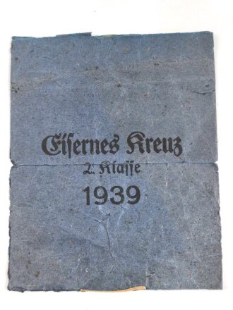 Eisernes Kreuz 2. Klasse 1939 , kein Hersteller im Bandring , aber  Hersteller 100  "  Rudolf Wächtler & Lange, Mittweida" zuzuordnen. Hakenkreuz mit voller Schwärzung , Band und desolate Tüte beiliegend