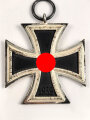 Eisernes Kreuz 2. Klasse 1939 , kein Hersteller im Bandring , aber  Hersteller 100  "  Rudolf Wächtler & Lange, Mittweida" zuzuordnen. Hakenkreuz mit voller Schwärzung , Band und desolate Tüte beiliegend