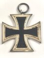 Eisernes Kreuz 2. Klasse 1939 , kein Hersteller im Bandring , aber  Hersteller 100  "  Rudolf Wächtler & Lange, Mittweida" zuzuordnen. Hakenkreuz mit voller Schwärzung , Band und desolate Tüte beiliegend