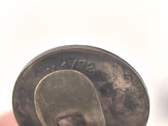Mitgliedsabzeichen der NSDAP, Hersteller M1/72. Leicht getragenes Stück, Knopflochausführung
