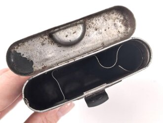Reinigungsgerät 34 der Wehrmacht. Leerer Behälter, Hersteller "ab41" Luftwaffenblauer Originallack, auf der anderen Seite markiert " P/27"