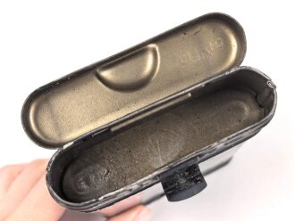 Reinigungsgerät 34 der Wehrmacht. Leerer Behälter, Hersteller "arr43" Luftwaffenblauer Originallack, eine Schließklammer fehlt