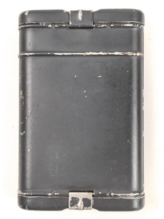 Reinigungsgerät 34 , Ausführung für die Ordnungspolizei mit zusätzlicher Halterung für eine 9mm Bürste. Leerer Behälter, Hersteller "G.Appel" Luftwaffenblauer Originallack