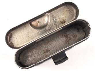 Reinigungsgerät 34 , Ausführung für die Ordnungspolizei mit zusätzlicher Halterung für eine 9mm Bürste. Leerer Behälter, Hersteller "G.Appel" Luftwaffenblauer Originallack