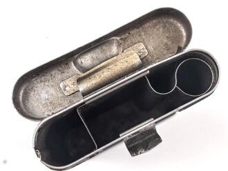 Reinigungsgerät 34 , Ausführung für die Ordnungspolizei mit zusätzlicher Halterung für eine 9mm Bürste. Leerer Behälter, Hersteller "G.Appel" Luftwaffenblauer Originallack