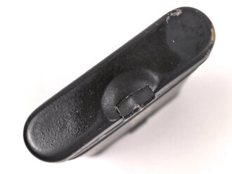 Reinigungsgerät 34 , Ausführung für die Ordnungspolizei mit zusätzlicher Halterung für eine 9mm Bürste. Leerer Behälter, Hersteller "G.Appel" Luftwaffenblauer Originallack.