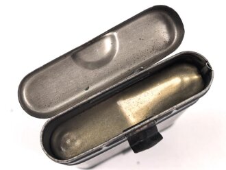 Reinigungsgerät 34 , Ausführung für die Ordnungspolizei mit zusätzlicher Halterung für eine 9mm Bürste. Leerer Behälter, Hersteller "G.Appel" Luftwaffenblauer Originallack.