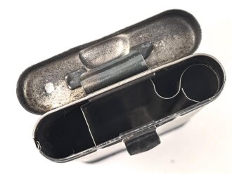 Reinigungsgerät 34 , Ausführung für die Ordnungspolizei mit zusätzlicher Halterung für eine 9mm Bürste. Leerer Behälter, Hersteller "G.Appel" Luftwaffenblauer Originallack.