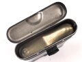 Reinigungsgerät 34 , Ausführung für die Ordnungspolizei mit zusätzlicher Halterung für eine 9mm Bürste. Leerer Behälter, Hersteller "G.Appel" Luftwaffenblauer Originallack.