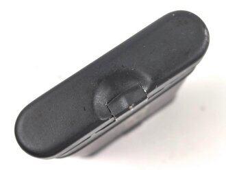 Reinigungsgerät 34 , Ausführung für die Ordnungspolizei mit zusätzlicher Halterung für eine 9mm Bürste. Leerer Behälter, Hersteller "G.Appel" Luftwaffenblauer Originallack.