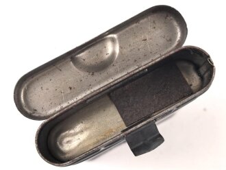 Reinigungsgerät 34 , Ausführung für die Ordnungspolizei mit zusätzlicher Halterung für eine 9mm Bürste. Leerer Behälter, Hersteller "G.Appel" Luftwaffenblauer Originallack.