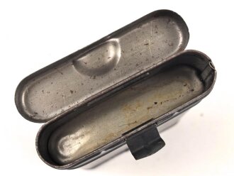Reinigungsgerät 34 , Ausführung für die Ordnungspolizei mit zusätzlicher Halterung für eine 9mm Bürste. Leerer Behälter, Hersteller "G.Appel" Luftwaffenblauer Originallack.