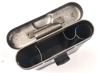 Reinigungsgerät 34 , Ausführung für die Ordnungspolizei mit zusätzlicher Halterung für eine 9mm Bürste. Leerer Behälter, Hersteller "G.Appel" Luftwaffenblauer Originallack.