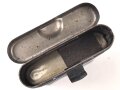 Reinigungsgerät 34 , Ausführung für die Ordnungspolizei mit zusätzlicher Halterung für eine 9mm Bürste. Leerer Behälter, Hersteller "G.Appel" Luftwaffenblauer Originallack.