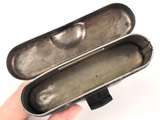 Reinigungsgerät 34 , Ausführung für die Ordnungspolizei mit zusätzlicher Halterung für eine 9mm Bürste. Leerer Behälter, Hersteller "G.Appel" Luftwaffenblauer Originallack.