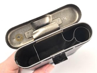 Reinigungsgerät 34 , Ausführung für die Ordnungspolizei mit zusätzlicher Halterung für eine 9mm Bürste. Leerer Behälter, Hersteller "G.Appel" Luftwaffenblauer Originallack.